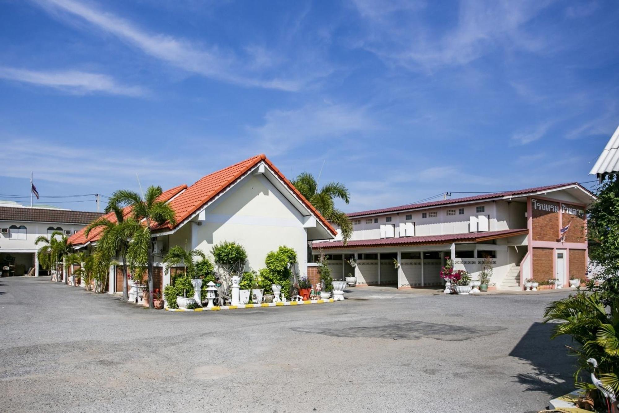 Bualuang Hotel Ang Thong Esterno foto